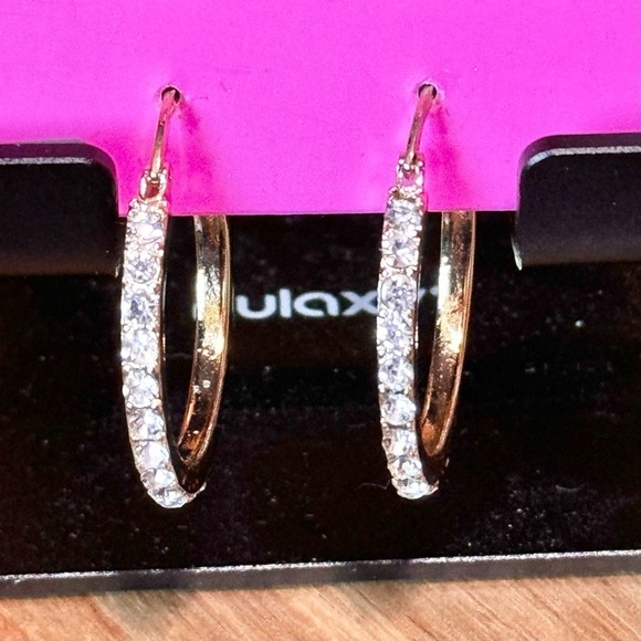 Betsey Johnson NWT Bee 🐝 & hoop earring very high quality & beautiful gold tone - Picture 3 of 6